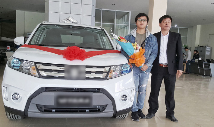 Mới đây, trên MXH xuất hiện đoạn chia sẻ ngắn thu hút nhiều sự chú ý của người xem. Đó là bài viết của một chàng sinh viên ĐH Luật vừa dùng số tiền tiết kiệm sau nhiều năm làm thêm để mua xe ô tô tặng bố.
