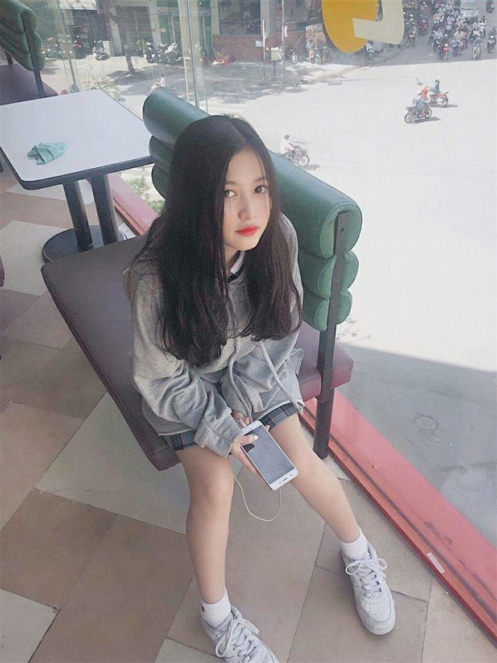 Xinh đẹp trong mọi góc độ, cô gái 2001 Sài thành khiến bất cứ ai cũng không thể bàng quang trước mình.