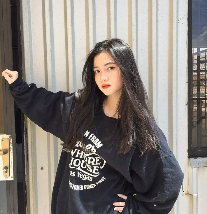 "Tuy nhiên mình luôn cố gắng trả lời lại các bình luận của mọi người và nhân đây mình cũng xin gửi lời cảm ơn tất cả các bạn đã luôn ủng hộ và quan tâm đến mình". Cô bạn sinh năm 2001 cho biết thêm.