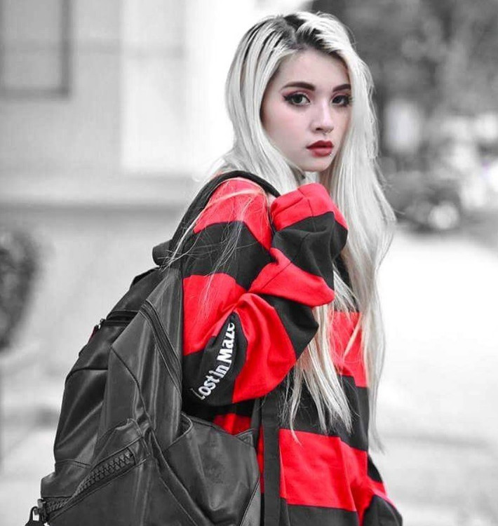 Đoàn Tiên có gương mặt lai Tây rất đẹp với sống mũi cao và đôi mắt sâu. Nhưng khác với những hot face khác, nữ sinh ĐH Hoa Sen này lại thích phong cách độc lạ với gương mặt được bấm khuyên và cách trang điểm độc lạ.