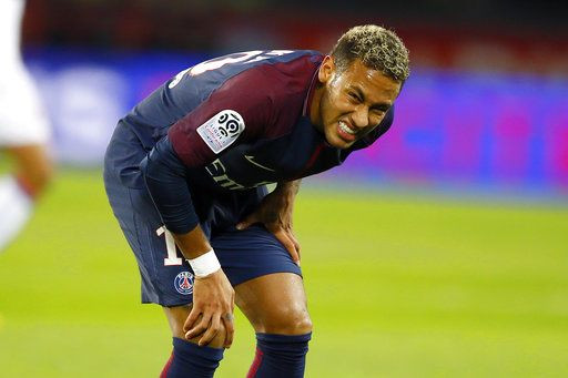 Neymar dính chấn thương, PSG lo ngay ngáy: Neymar đã không có tên trong danh sách tham dự trận đấu với Montpellier vào cuối tuần này vì chấn thương trong lúc tập luyện. Tuy nhiên theo tiết lộ từ đội ngũ y tế, chấn thương của "tiểu Pele" không nghiêm trọng và anh sẽ sớm trở lại. Ảnh: Goal