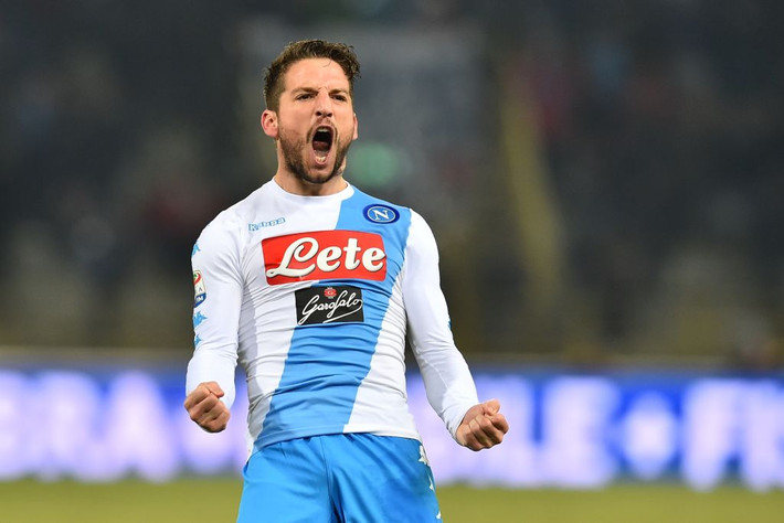 Arsenal nhắm sao Napoli thay thế Sanchez: Theo chuyển nhượng bóng đá mới nhất từ Calciomercato cho hay, Arsenal đã nhắm đến Dries Mertens của Napoli để thay thế cho Alexis Sanchez. Kể từ mùa giải trước, cầu thủ người Bỉ thi đấu cực hay trong vai trò “số 9 ảo” ở Napoli. Ảnh: Calcio