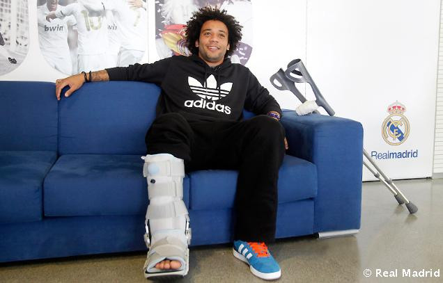 Real Madrid đón tin dữ từ Marcelo: Tuần vừa rồi, Marcelo và Ronaldo cùng nhau trở lại đội hình xuất phát của Real Madrid sau án treo giò. Dù vậy, nhưng đội bóng Hoàng gia Tây Ban Nha vẫn phải chịu thất bại 0-1 trước Betis. Khủng hoảng về vấn đề điểm số, Real Madrid còn đón nhận thêm tin không vui, khi chấn thương của Marcelo gặp phải khá nghiêm trọng và phải nghỉ thi đấu ít nhất 1 tháng. Ảnh: Real Madrid FC