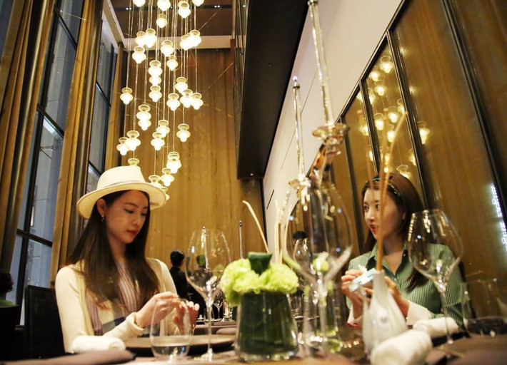 Nhờ nhan sắc xinh đẹp Yang Hanna và Yang Jungwon khá thuận lợi trong các công việc của mình, từ nữ bình luận viên, MC kiêm người mẫu cho đến diễn viên tiềm năng.