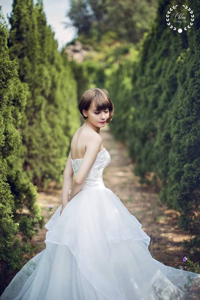 Sở hữu làn da trắng trẻo, gương mặt bầu bĩnh, đôi mắt đen to tròn, mái tóc vàng óng, nụ cười duyên cùng chiều cao vô cùng lí tưởng, tất cả đã mang tới cho bông hồng lai xứ Ba Lan rất nhiều lời mời làm người mẫu ảnh cho các nhiếp ảnh gia nổi tiếng tại Việt Nam.
