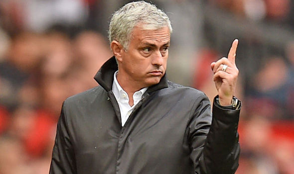 Mourinho cảnh báo M.U chớ ảo tưởng: M.U của Mourinho đạt phong độ ấn tượng kể từ đầu mùa, thuận lợi ở cả Premier League, C1, lẫn Cúp Liên đoàn Anh, khi thắng tới 9 và chỉ hòa 1 trận (trên sân Stoke City). Đây là mùa giải nhà cầm quân người Bồ đặt mục tiêu đưa Quỷ đỏ trở lại làm bá chủ nước Anh. Lo ngại quân có thể ảo tưởng, Mourinho đưa ra lời cảnh báo tức thì: "Lúc này vẫn chưa nói được gì cả. Năm ngoái chúng tôi bắt đầu khó khăn hơn nhiều, nhưng đã kết thúc tốt đẹp. Ảnh: Mirror