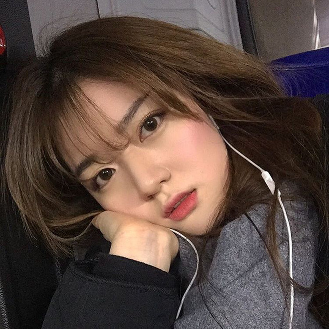 Những ngày qua trong cộng đồng mạng Việt, rất nhiều bạn trẻ xôn xao và bất ngờ khi xuất hiện một cô gái rất giống với hot girl Tú Linh một trong những cô nàng fan CLB M.U nổi tiếng tại Việt Nam.