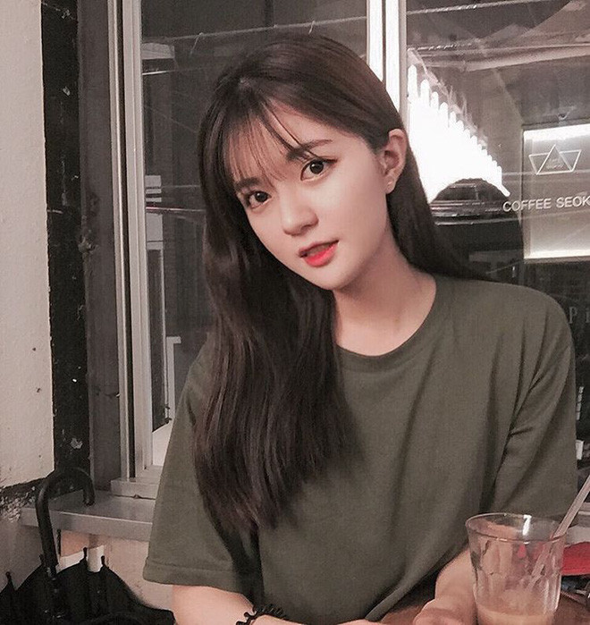 Dạo qua trang cá nhân của cô gái Hàn Quốc giống hệt hot girl Tú Linh có thể thấy, Son Jiyoung không tiết lộ quá nhiều thông tin về bản thân ngoài việc thỉnh thoảng update thêm những hình ảnh đời thường của mình.
