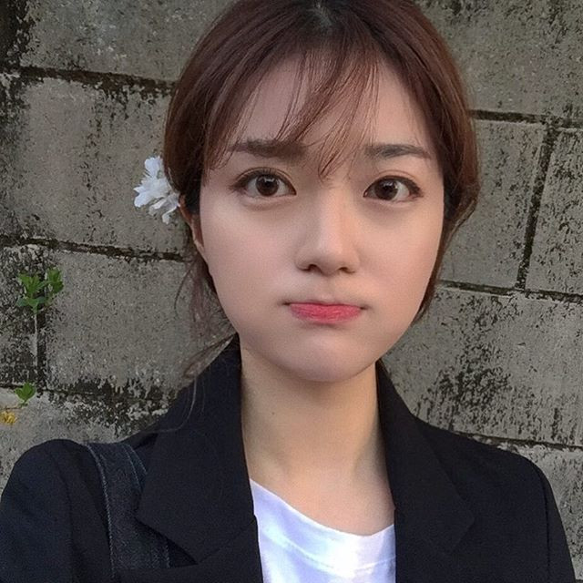 Phải chăng việc có nét đẹp giống với hot girl fan M.U đình đám tại Việt Nam là Tú Linh sẽ là bàn đạp để Jiyoung mở rộng "địa bàn" ảnh hưởng của mình?