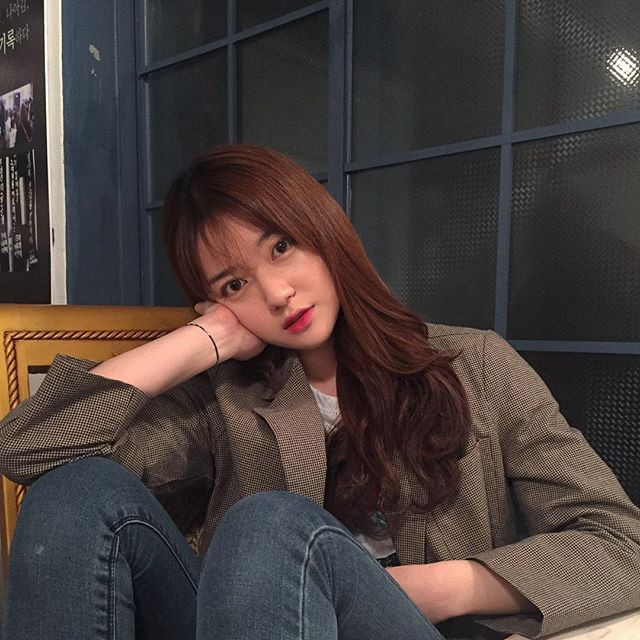 Cho dù giống ai đi nữa nhưng Jiyoung vẫn khiến nhiều người phải mê mệt vì nhan sắc tự nhiên của mình thông qua những bức ảnh ít ỏi trên trang cá nhân.