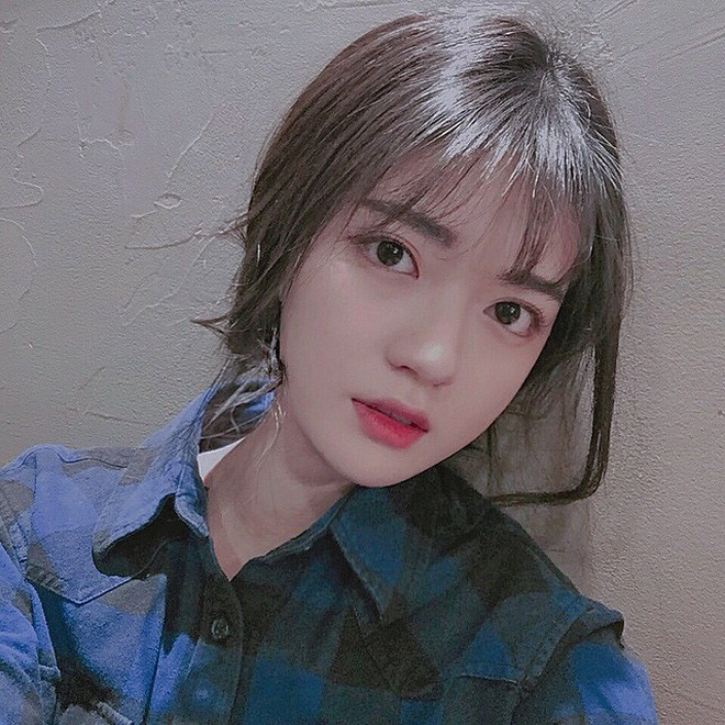 @uare_mine có tên thật là Son Jiyoung, đến từ Hàn Quốc năm nay 24 tuổi . Sở hữu ngoại hình da trắng, môi hồng quen thuộc, nhưng cô nàng hot girl này vẫn khiến người ta chú ý tới mình bằng vẻ tự nhiên vốn có.