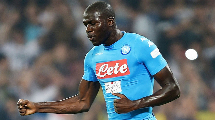 Giá khủng cho Koulibaly: Trang chuyển nhượng cầu thủ từ Italia vừa tiết lộ, Napoli đã áp mức giá khủng 70 triệu bảng cho trung vệ Kalidou Koulibaly, mục tiêu săn đón từ lâu của HLV Antonio Conte và Chelsea. Ảnh: Goal