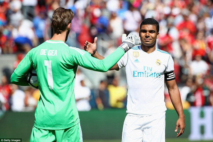 M.U câu kéo Casemiro: Theo thông tin chuyển nhượng bóng đá từ tờ Manchester Evening News vừa hé lộ HLV Jose Mourinho sẵn sàng dùng mức lương cao nhất nhì giải Ngoại hạng để chiêu mộ Casemiro. Cụ thể, con số mà nhật báo trên hé lộ là 290.000 bảng/tuần. Như thế, Casemiro sẽ được hưởng lương cao ngang ngửa Paul Pogba. Tuy vậy, trong thương vụ này M.U sẽ phải cạnh tranh với PSG cũng như đối mặt với "sự kháng cự quyết liệt" từ phía Real Madrid. Ảnh: Getty Images