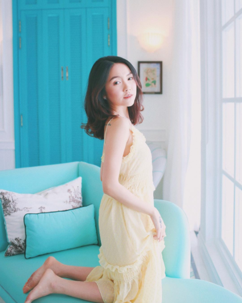 Ngọc Trinh và những tấm hình mặc nội y ướt át bên trong phòng tắm thời gian qua đã quá quen thuộc và những bức ảnh của "nữ hoàng nội y" luôn được nhiều người chú ý. Mới đây, xoay quanh những bức ảnh quảng cáo mới với tạo hình rất nóng bỏng của Ngọc Trinh, Lindsie Pham đã gây chú ý và tạo ra tranh cãi khi "đá xoáy" "nữ hoàng nội y" vì cho rằng đó là sự hở hang, tạo dáng phản cảm, đánh mất giá trị của người phụ nữ.