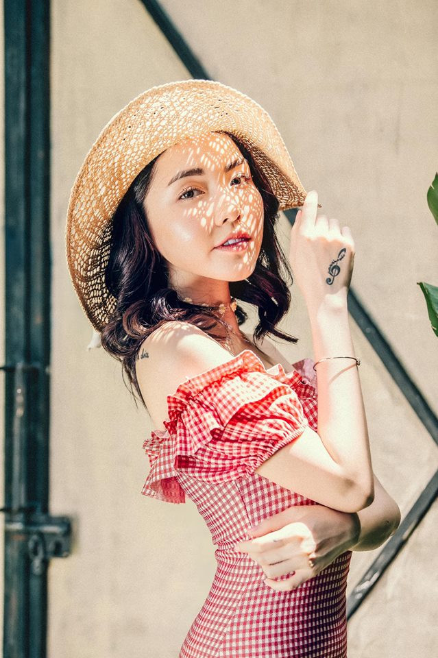 Chính những chỉ trích hướng thẳng về Ngọc Trinh của Lindsie Pham được một số bình luận đồng tình. Tuy nhiên cũng khá nhiều người cũng tỏ ý khó chịu khi beauty blogger này sử dụng quá nhiều từ ngữ nặng nề, hạ thấp và mỉa mai về người mẫu nội y nhà bầu Tiệp.