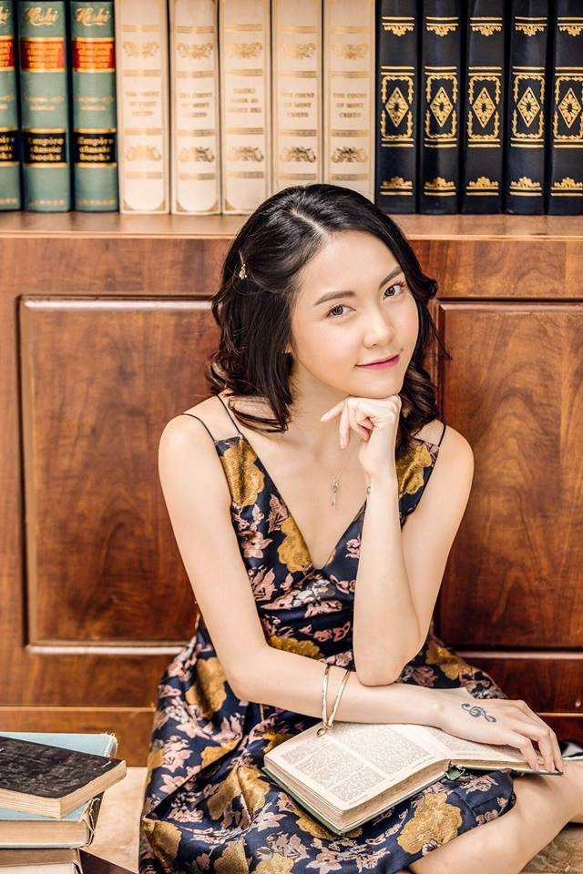 Lindsie Pham sở hữu một trang blog riêng chuyên đăng tải loạt hình ảnh, bài viết cũng như clip của mình. Bên cạnh đó là một Fanpage với hơn 56 ngàn người theo dõi, cùng tài khoản Instagram với 25 ngàn người theo dõi.