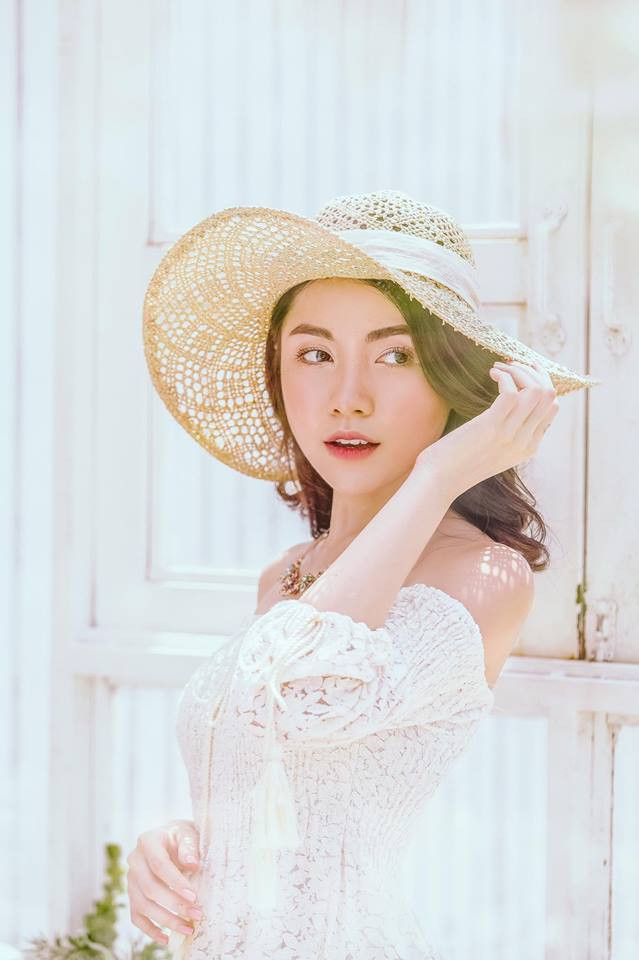 Một điều đáng chú ý nữa là Lindsie Phạm cũng có không ít những tấm hình ăn mặc gợi cảm. Tuy nhiên, cô nàng blogger lại cho rằng: "hở thế nào cho người ta không thấy phản cảm" và hình ảnh gợi cảm đó của mình là "hở sang". Điều này càng khiến cuộc tranh cãi trở nên gay gắt hơn.