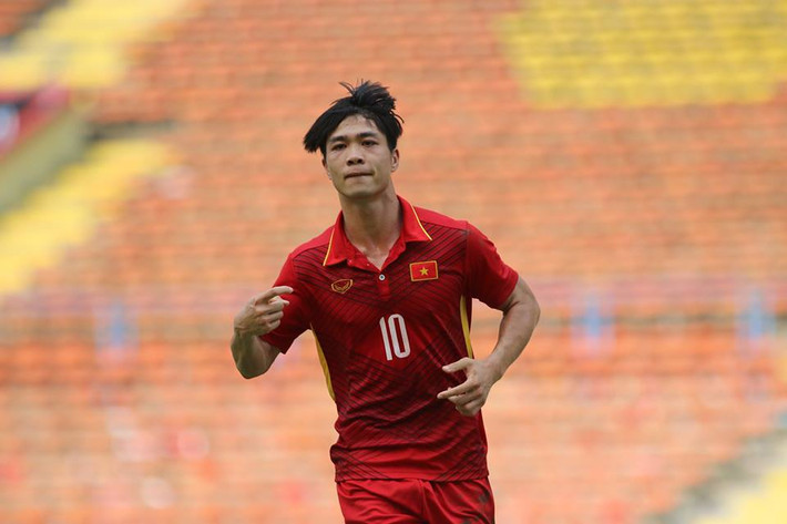 AFC cũng nhận định U22 Việt Nam đang tiến gần hơn tới tấm vé vào bán kết SEA Games 29. Theo tính toán, ở 2 trận đấu cuối gặp Indonesia và Thái Lan thầy trò HLV Hữu Thắng chỉ cần giành 2 điểm là nắm chắc suất vào bán kết. Ảnh: Thethao&vanhoa