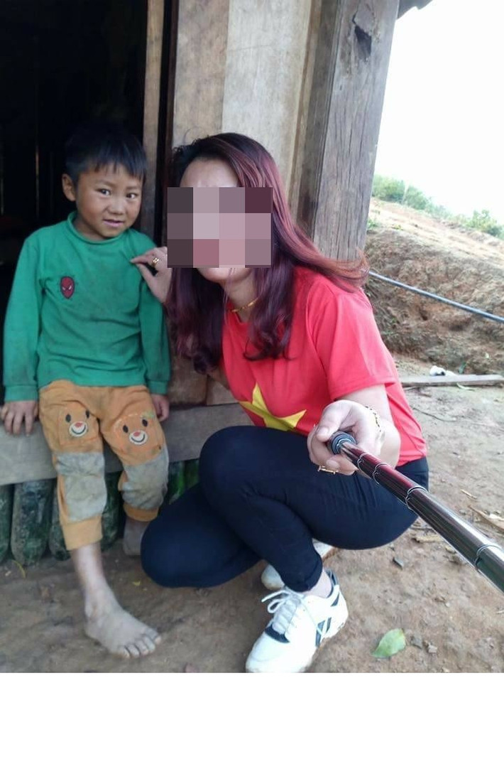 Cụ thể, người này cần tìm một phượt thủ đi từ Mộc Châu về gốc đa Phúc Yên - Vĩnh Phúc. Sau quãng đường dài hơn 200km, khi đến nơi yêu cầu, cô nàng phượt thủ này cho biết cô không mang tiền nên đã điện thoại cho vài người bạn ra trả giúp. Nhưng khi những người bạn của cô gái này xuất hiện thì có những hành vi thiếu văn minh, có ý gây sự và không muốn trả tiền cho người lái xe taxi.