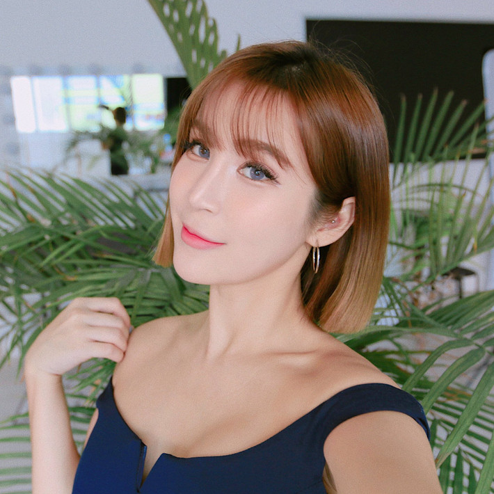 Blogger Miyake Ng sinh ngày 14/12/1989, dù tuổi đời còn rất trẻ nhưng cô nàng này đang là một tay viết và trình bày blog hàng đầu tại Singapore và được giới trẻ tại "Đảo quốc Sư tử" hết sức hâm mộ.