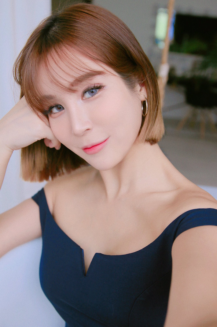 Không chỉ vậy, cũng chính thân hình khiêu gợi với những đường cong nhẹ nhàng nhưng hết sức gợi cảm và đặc biệt là vòng eo con kiến của Miyake Ng cũng là điểm nhấn khiến cho các blogger của cô có một lượng fan rất lớn và ổn định.