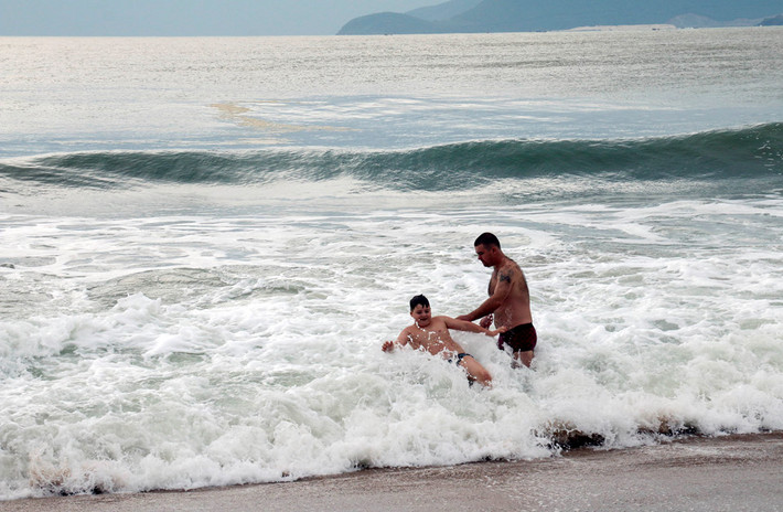 Không chỉ người dân Nha Trang, nhiều du khách cũng bất chấp nguy hiểm để xuống biển nô đùa.