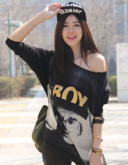 Không chỉ được tạo hóa ưu ái ban cho vòng 1 nở nang mà Vĩ Đồng còn có hình thể hoàn hảo với chiều cao 1m75 và khuôn mặt yêu kiều “hoa nhường nguyệt thẹn”.