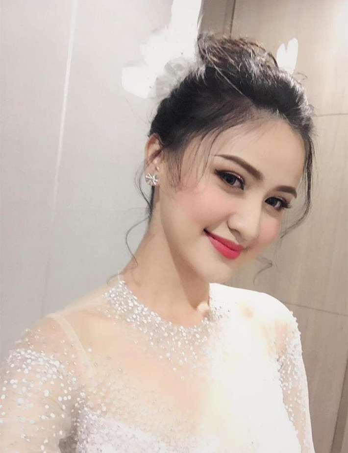 Gần đây, Mai Tây được nhiều người chú ý hơn cùng những ồn ào quanh chuyện tình cảm với ca sĩ Soobin Hoàng Sơn. Còn rất trẻ nên Mai Tây cũng rất khi chia sẻ công khai những thông tin về chuyện tình cảm cá nhân. Ảnh trong bài: Facebook nhân vật.