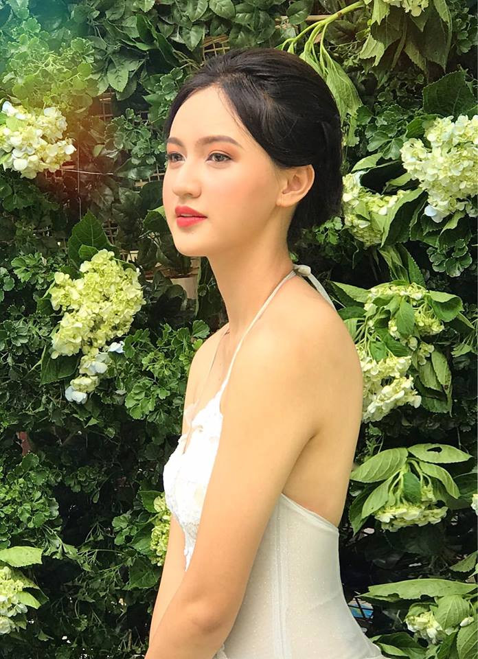 Người những giờ lao động nghệ thuật, Mai Tây cũng như nữ sinh bình thường như bao người khác. Vẫn đi học, đi chơi cùng bạn bè.