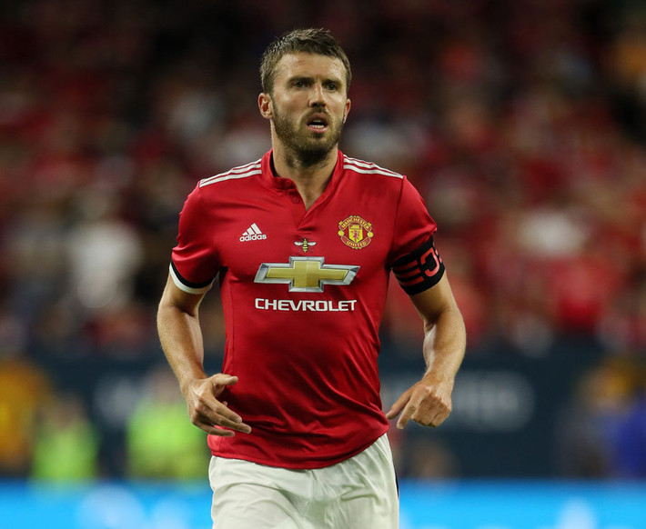 Dù là chân kiến tạo thượng hạng, nhưng đội trưởng Michael Carrick thực sự khiến nhiều đối thủ khiếp sợ khi phải đối đầu bóng bổng với chiều cao 1m88.