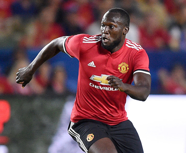 Nếu Rashford nhanh, khéo thì Lukaku lại mang đến cho hàng công của M.U sự lạnh lùng đáng sợ. Thoắt ẩn, thoắt hiện, tiền đạo người Bỉ này được ví như một "tia chớp đen" để hàng công của M.U sáng lóa trên bầu trời của giải Ngoại hạng Anh mùa giải 2017/2018. Ảnh trong bài: Manchester Evening News.