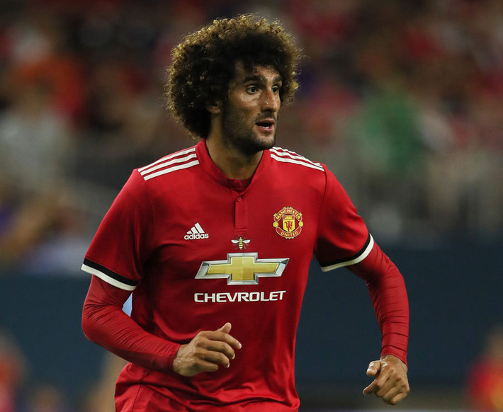 Thi đấu cạnh Matic trong hàng tứ vệ của M.U mùa này cũng phải kể tới "gã xù" Fellaini. Cầu thủ người Bỉ này có chiều cao 1m94, còn nhớ mùa giải trước trong thời kì khủng hoảng tiền đạo, Mourinho đã phải đưa cầu thủ đầu xù này lên chơi cao nhất hàng tấn công để tận dụng những pha không chiến.