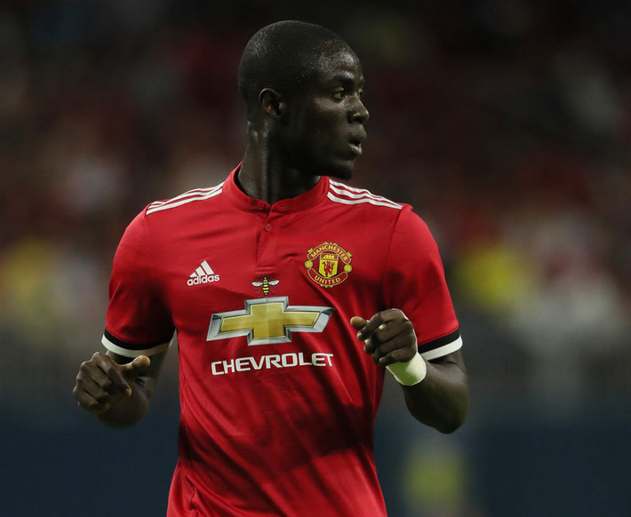 Đá cặp với Victor Lindelof trong đội hình của M.U cũng là một "cây sào" thực sự mang tên Eric Bailly. Cầu thủ cao 1m87 này không những cao mà còn sở hữu tốc độ và những pha tắc bóng khá chính xác.