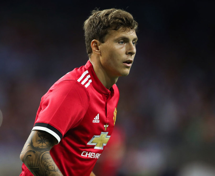 Án ngữ trước khung thành đội hình "dài chân" của CLB M.U là tân binh Victor Lindelof. Với chiều cao 1m87, cầu thủ người Thụy Điển này sẽ khiến ban huấn luyện yên tâm với những pha bóng bổng điển hình của giải Ngoại hạng Anh.