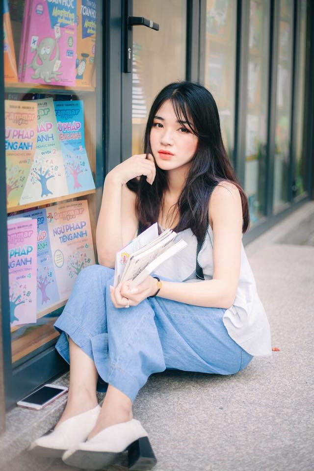 Dù chỉ mới xuất hiện bằng những bức ảnh được dân mạng chia sẻ trên fanpage Hội thích ngắm gái đẹp châu Á nhưng ngay lập tức, cô giáo dạy công nghệ Tiêu Ngọc được chú ý tới bằng nhan sắc cực xinh đẹp của mình.