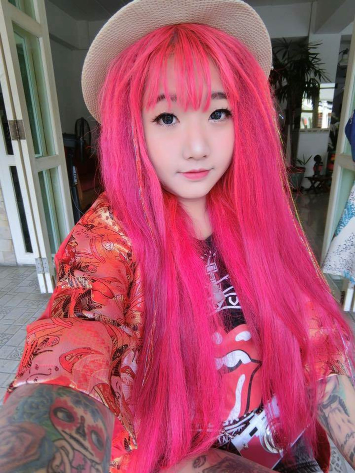 Cát Phương không chỉ gây chú ý bằng màu tóc hợp phong thủy, căn mệnh của bản thân mà cô bạn 9X Sài thành này còn lưu lại trong tâm trí nhiều người bằng vô vàn những hình xăm trên cơ thể.