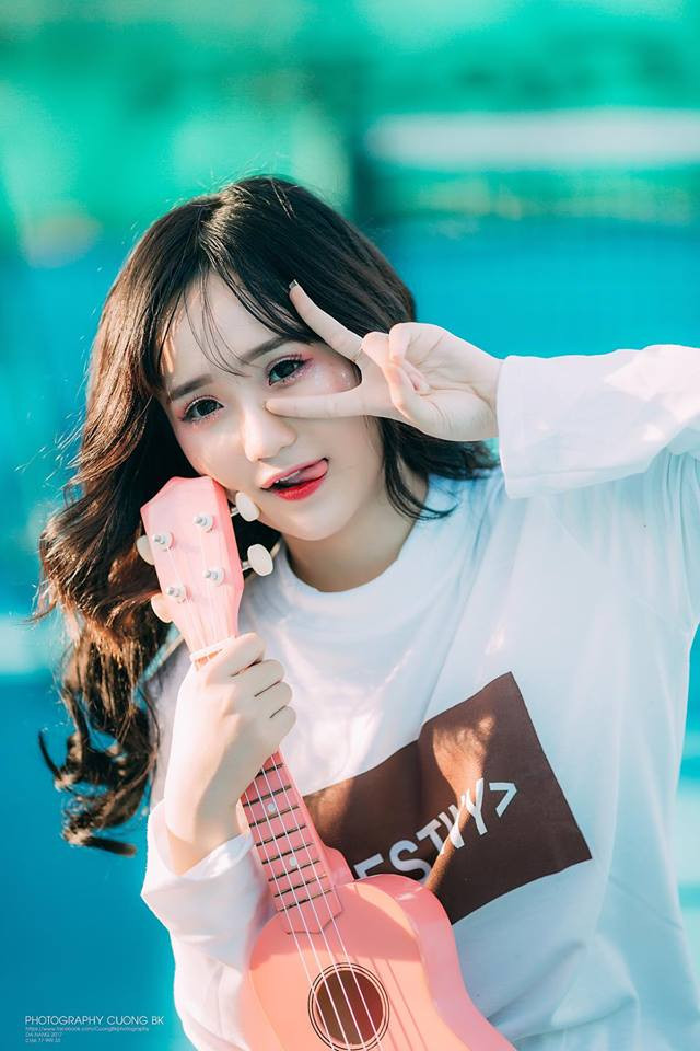 Lần mò vào trang cá nhân của Hồng Vân, nhiều người còn biết thêm rằng cô nàng 10X Đà Nẵng này còn sở hữu nhiều người theo dõi nhờ việc thường xuyên đăng clip hát nhép, "diễn sâu" dễ thương, hài hước.