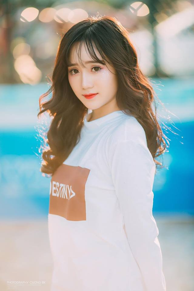 Sở hữu gương mặt xinh xắn, trắng trẻo, dáng người nhỏ nhắn nữ sinh 10X Đà Nẵng gây ra cho nhiều người thiện cảm ngay từ lần chạm mắt đầu tiên. Cũng chính nhờ những lợi thế về hình thể mà Hồng Vân cũng là cái tên khá hot và nhận được nhiều lời mời chụp ảnh thời trang.
