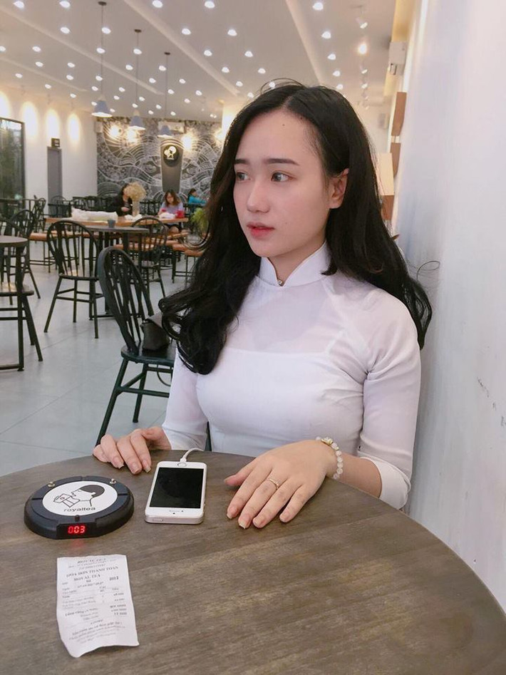 Hồng Vân tên đầy đủ là Phạm Châu Hồng Vân là học sinh lớp 12/16, trường THPT Trần Phú, Đà Nẵng. Vào trang cá nhân của cô nàng này nhiều người sẽ phải phát hoảng khi số lượng người theo dõi cô nàng này chẳng kém cạnh người nổi tiếng với 150.000 lượt.
