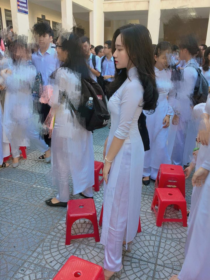 Ngày khai giảng năm học mới 2017/2018 vừa qua, trên mạng xã hội tràn ngập hình ảnh các nữ sinh diện áo dài trắng khiến nhiều dân mạng mê hồn. Tuy nhiên trường hợp của nữ sinh 10X Đà Nẵng tên Hồng Vân được chú ý hơn cả nhờ vẻ ngoài xinh xắn đến nao lòng. Ảnh trong bài: Facebook nhân vật.