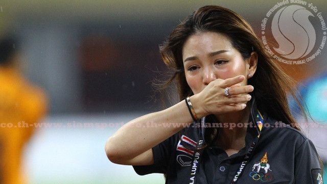 Ngay sau khi tiếng còi kết thúc trận chung kết môn bóng đá nam SEA Games 29 được cất lên và chiến thắng nghiêng về ĐT U22 Thái Lan nữ trưởng đoàn xinh đẹp Watanya Wongopasi bật khóc nghẹn ngào trong hạnh phúc. Đây là chiến công đầu tiên của Watanya sau khoảng một năm nhận "ấn tín" làm trưởng đoàn U22 Thái Lan. Ảnh trong bài: Siam Sport.