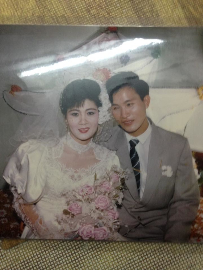 Ảnh cưới được chụp từ năm 1992 của bạn M.A đăng tải cũng nhận được vô số những lời khen ngợi từ cư dân mạng. Cô dâu mang nét đẹp hiền hậu và vô cùng Á Đông. Ảnh sử dụng trong bài: Sưu tầm Facebook.