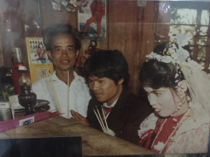 Chỉ đơn sơ là làm lễ gia tiên nhưng có thể thấy sự vui mừng của bố mẹ chúng ta ngày xưa trong ngày cưới.