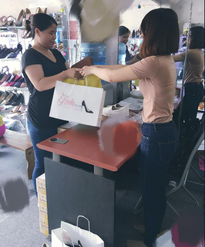 Xuất thân trong một gia đình nghèo, bố mẹ đều làm nghề nông nhưng với đam mê với những đôi giày cao gót, cô gái Đồng Tháp đã nuôi dưỡng ước mơ sở hữu một thương hiệu riêng mình và đã bước từng bước vững chắc trên con đường của mình khiến cộng đồng giới trẻ phải ngưỡng mộ.
