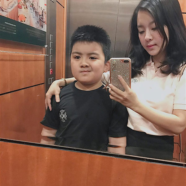 Dang dở chuyện gia đình nhưng đó cũng chính là động lực để bà mẹ trẻ 9X quê Lào Cai có cuộc sống đơn thân được 8 năm. Thời gian đó, Hương mai phải tự nỗ lực, tự mình gồng gánh vượt qua tất cả mọi khó khăn để tiếp tục việc học, kiếm tiền và nuôi con khôn lớn. Những tưởng người phụ nữ sớm làm mẹ, sớm chịu vất vả sẽ phải già trước tuổi. Nhưng không, ở trường hợp của Hương Mai lại khác - bà mẹ đơn thân ở tuổi ngấp nghé 30 vẫn giữ được cho mình vẻ ngoài tươi trẻ, xinh đẹp như một tiểu thư đôi mươi chưa chồng.