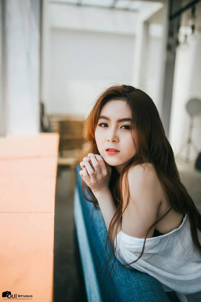 Sở hữu nhan sắc đẹp đến hút hồn, nhưng điểm đáng chú ý nhất trên cơ thể của Trân Trần không phải khuôn mặt mà là vòng eo con kiến cực săn chắc.
