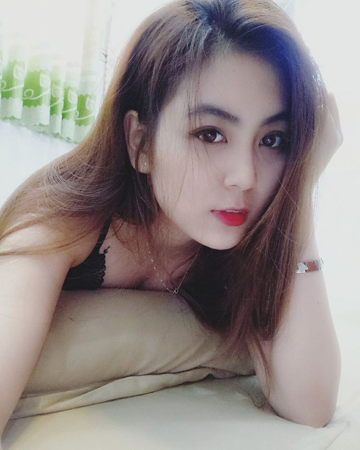 Sở hữu gương mặt và hình thể đẹp nên Trân Trần không ngại chụp ảnh sexy, gợi cảm. Cô nàng từng bị “ném đá” với lý lẽ “là giáo viên tương lai không được chụp ảnh hở hang”.