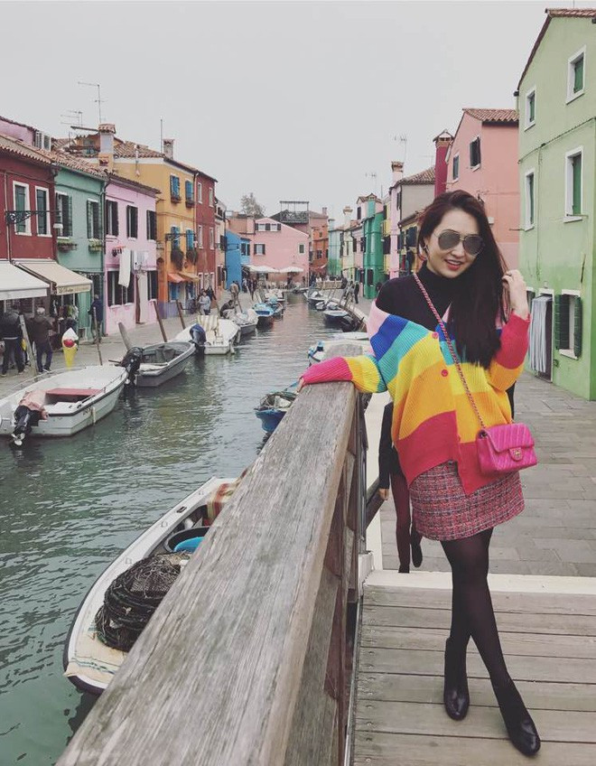 Cứ nghĩ hot girl Đăng Thư sẽ tận dụng lợi thế ngoại hình và sự nổi tiếng để dấn thân vào showbiz, nhưng cô lại chọn cách lui về làm người phụ nữ của gia đình. Năm 2014, hot girl Sài thành này đột ngột lên xe hoa, sau đó gần như biến mất khỏi mọi trào lưu của giới trẻ.