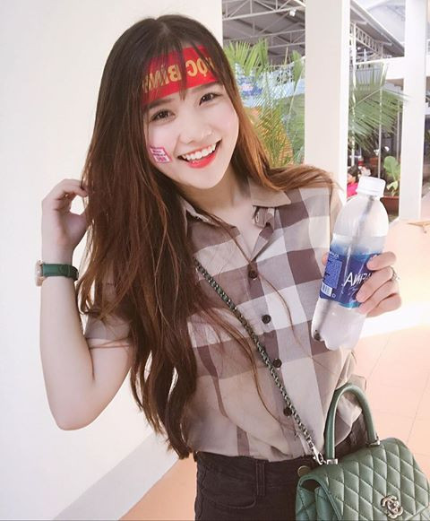 Sáng 5/9 dạo quanh một vòng trên mạng xã hội, nhiều dân mạng cảm thấy vô cùng háo hức khi những bức ảnh của các bạn trẻ tới trường nhân ngày tựu trường liên tục được đăng tải. Độ kích thích còn lên tới cao trào khi trong số các bạn trẻ tới trường không thiếu những gương mặt nữ sinh đẹp chẳng kém cạnh hot girl.