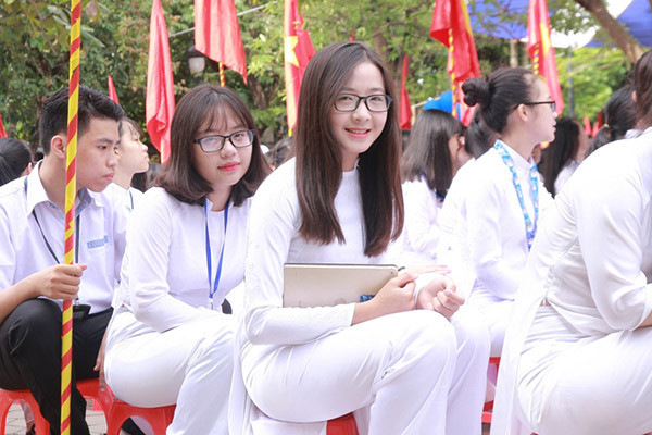 Không chỉ đăng những bức ảnh xinh đẹp, nhiều nữ sinh còn đăng những dòng trạng thái ý hết sức ý nghĩa nhân ngày khai giảng năm học mới 2017.